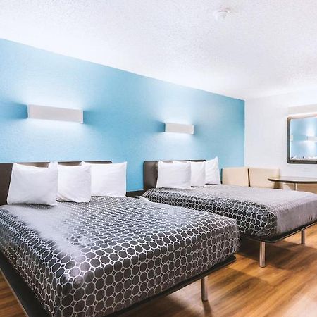 Sky Palace Inn & Suites By Jasper Beeville ภายนอก รูปภาพ