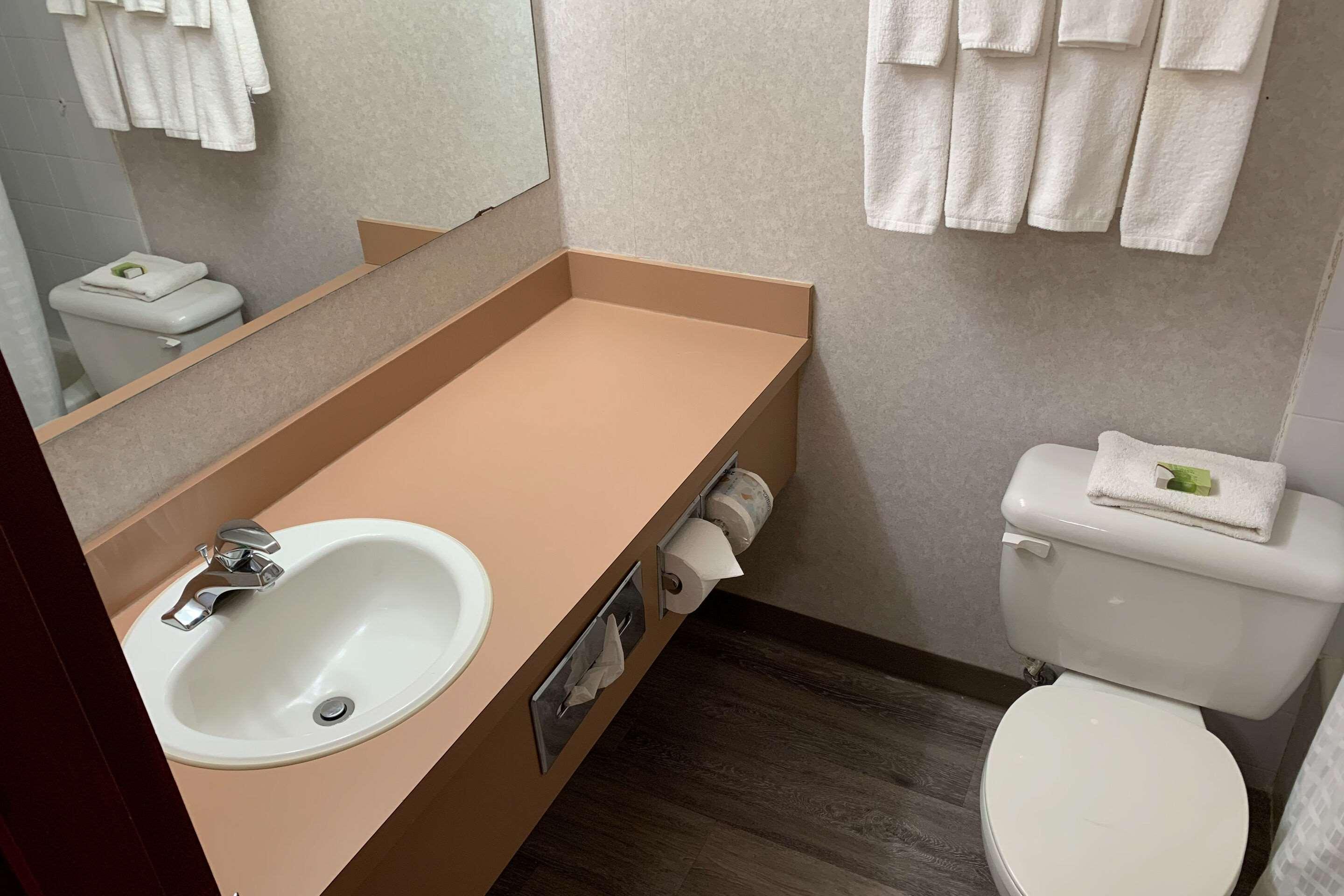Sky Palace Inn & Suites By Jasper Beeville ภายนอก รูปภาพ