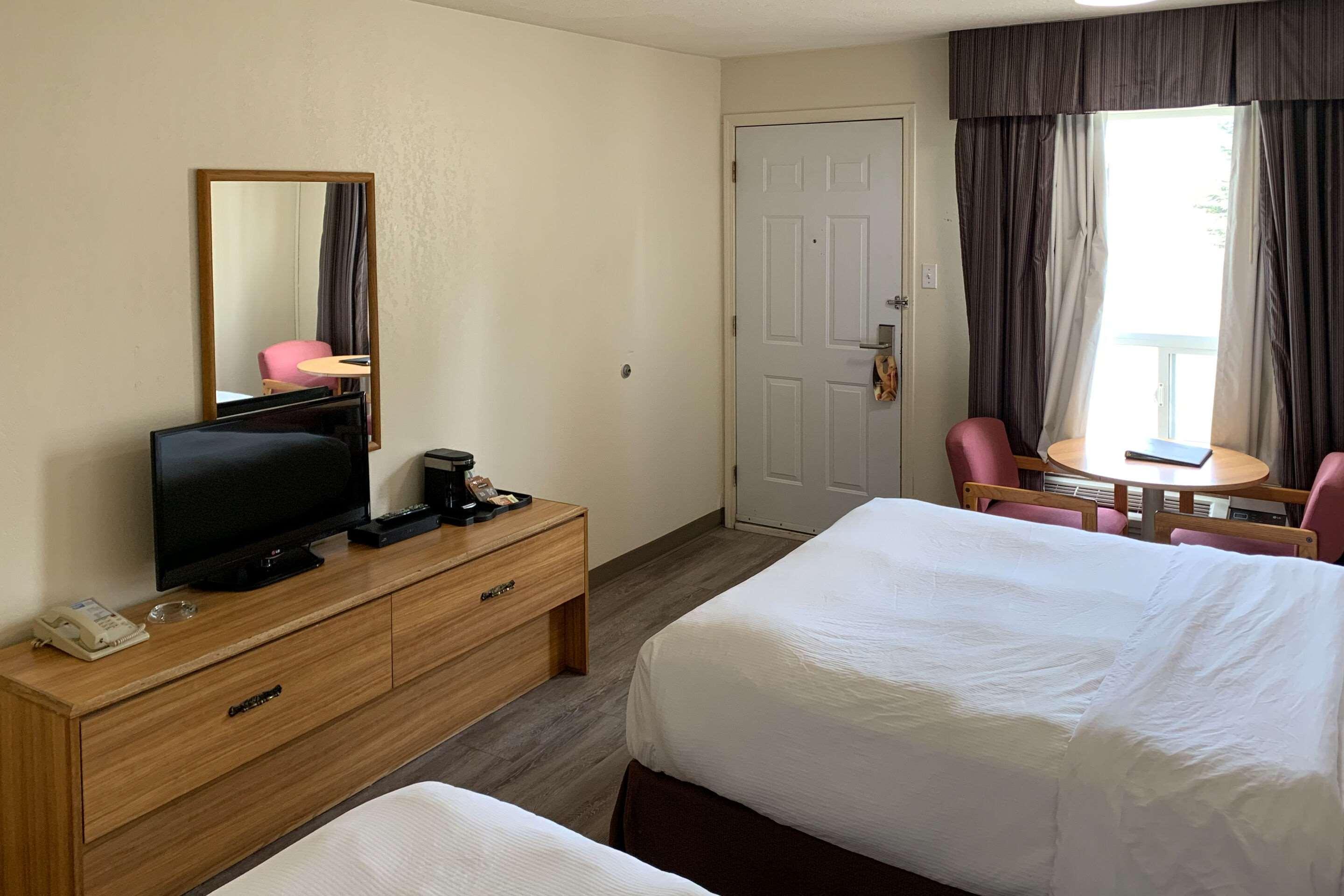 Sky Palace Inn & Suites By Jasper Beeville ภายนอก รูปภาพ