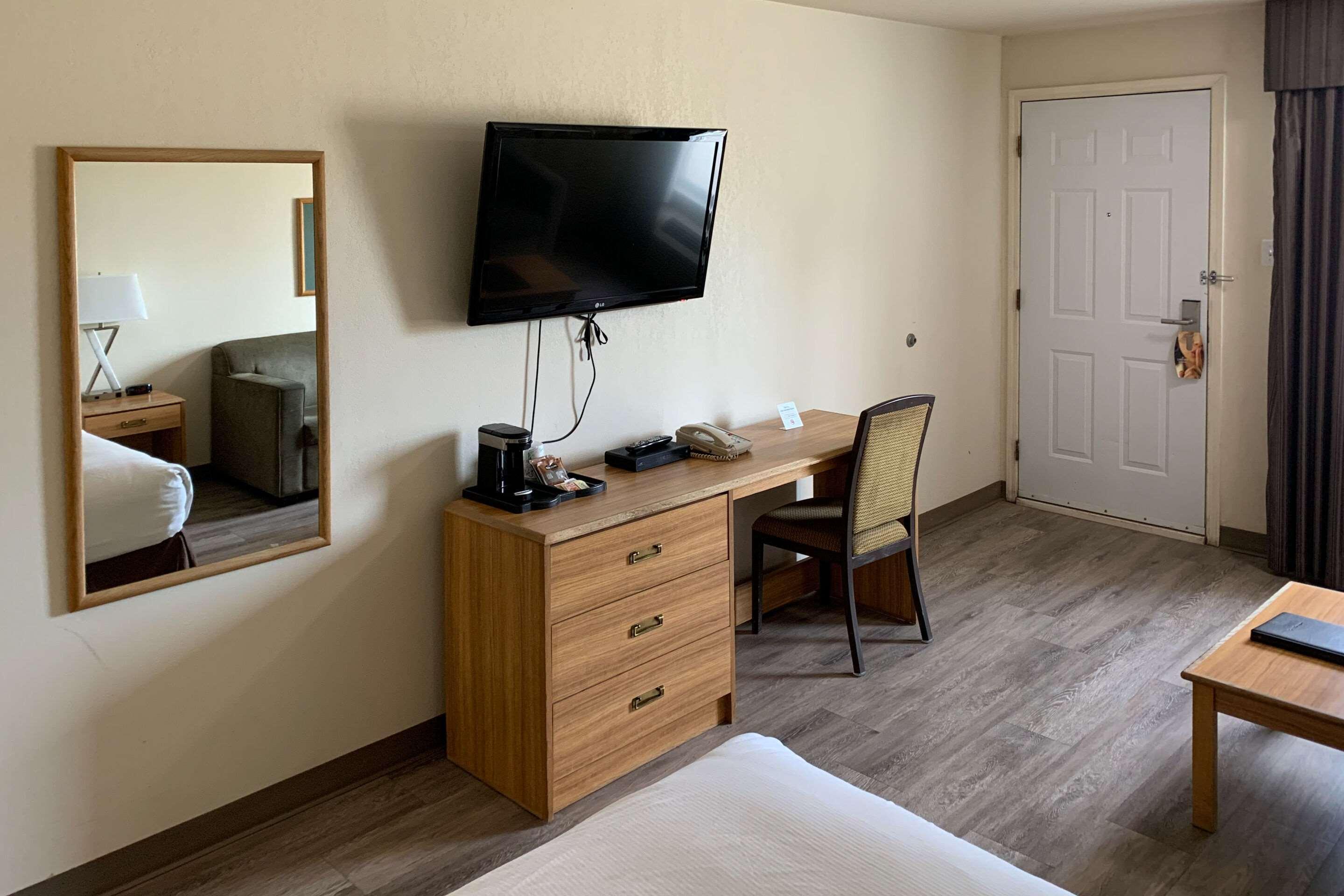 Sky Palace Inn & Suites By Jasper Beeville ภายนอก รูปภาพ