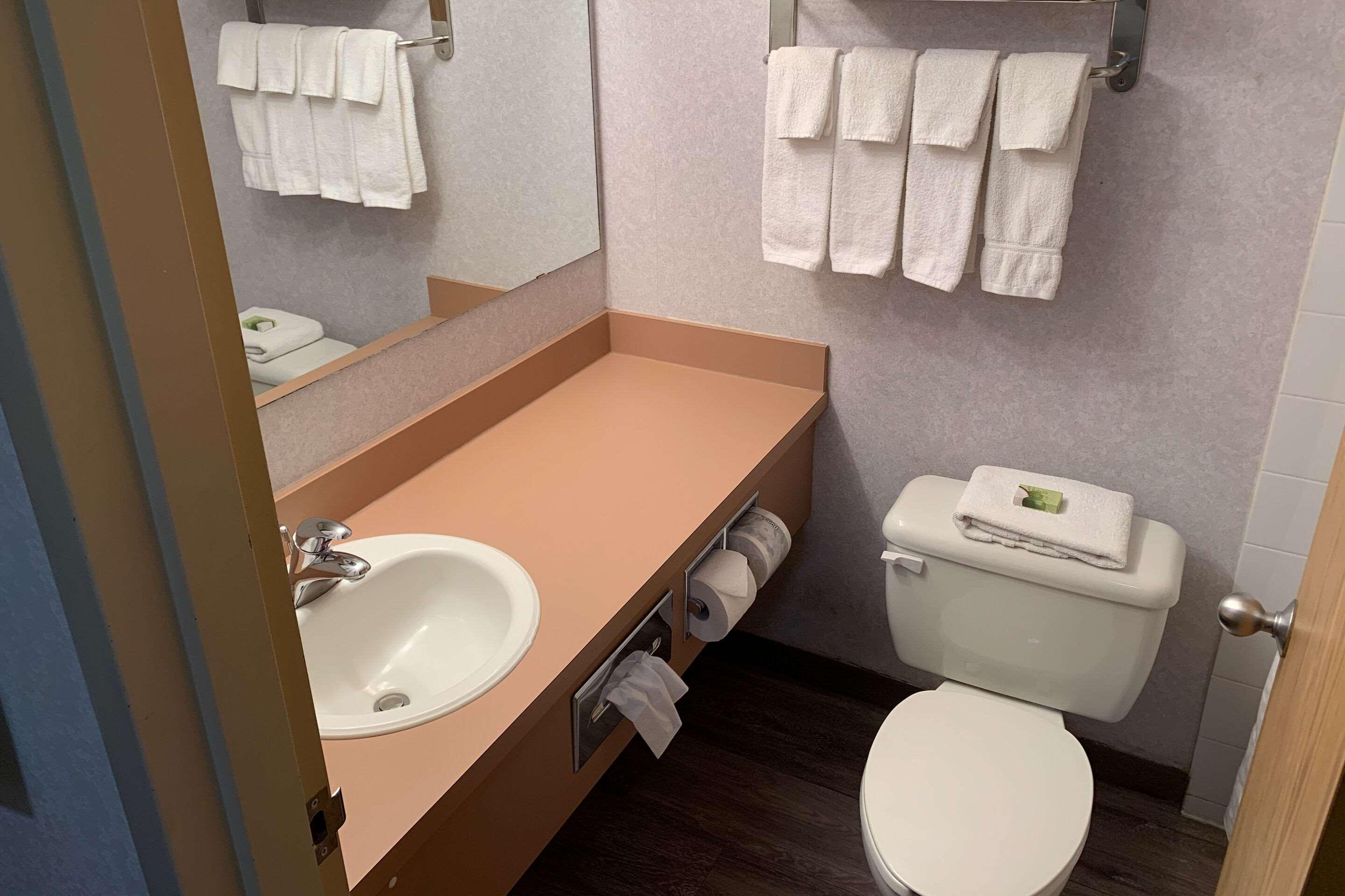 Sky Palace Inn & Suites By Jasper Beeville ภายนอก รูปภาพ