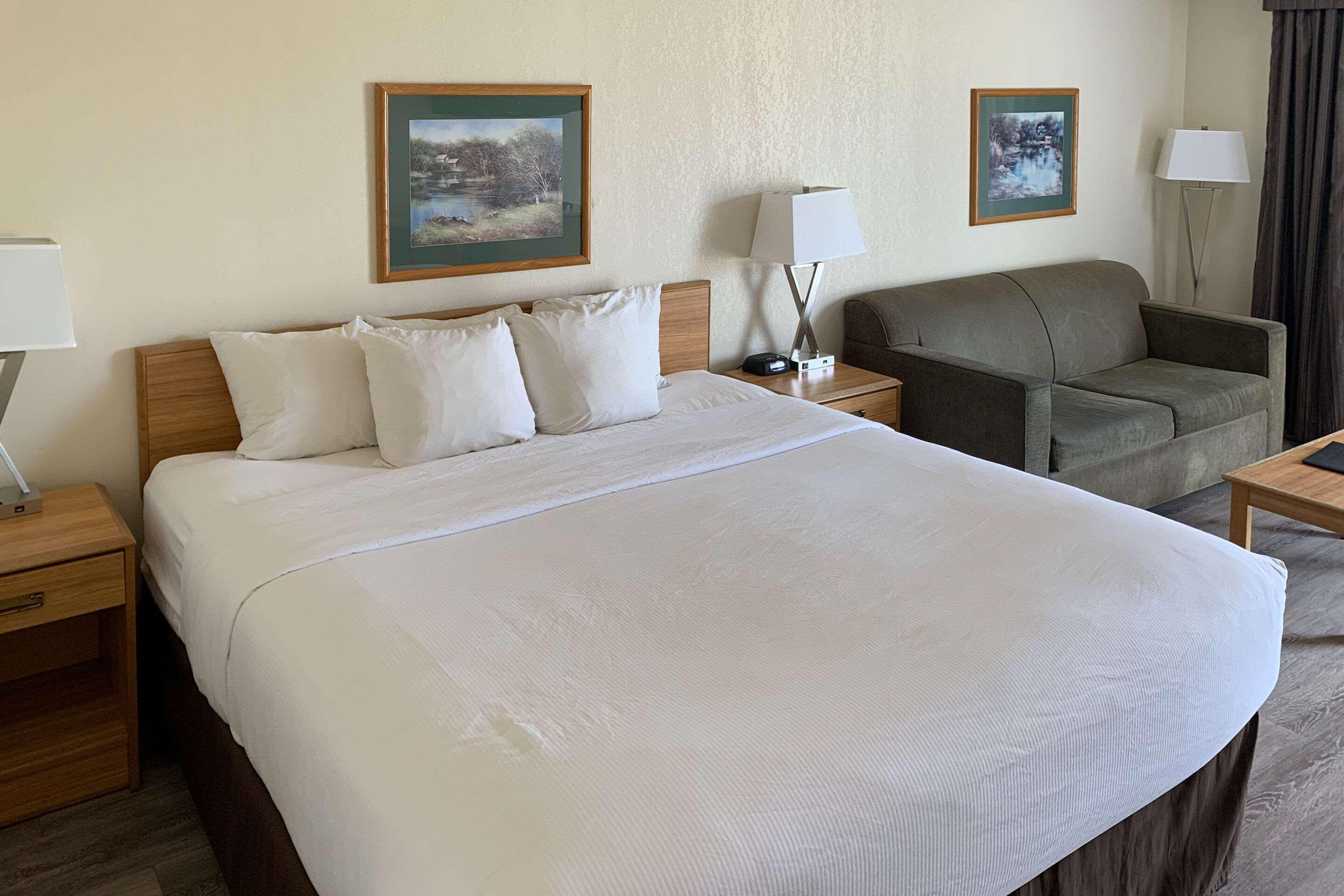 Sky Palace Inn & Suites By Jasper Beeville ภายนอก รูปภาพ