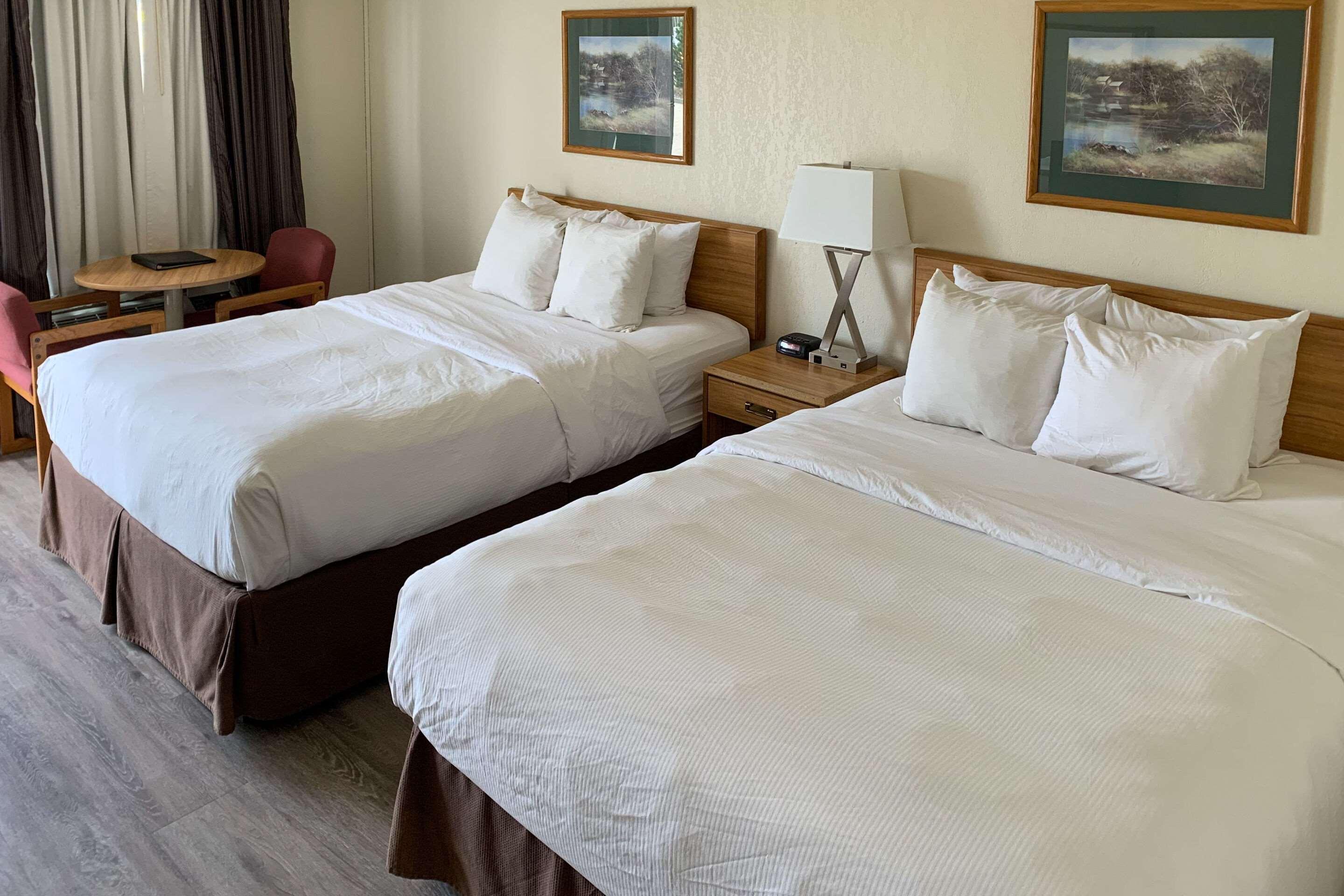 Sky Palace Inn & Suites By Jasper Beeville ภายนอก รูปภาพ