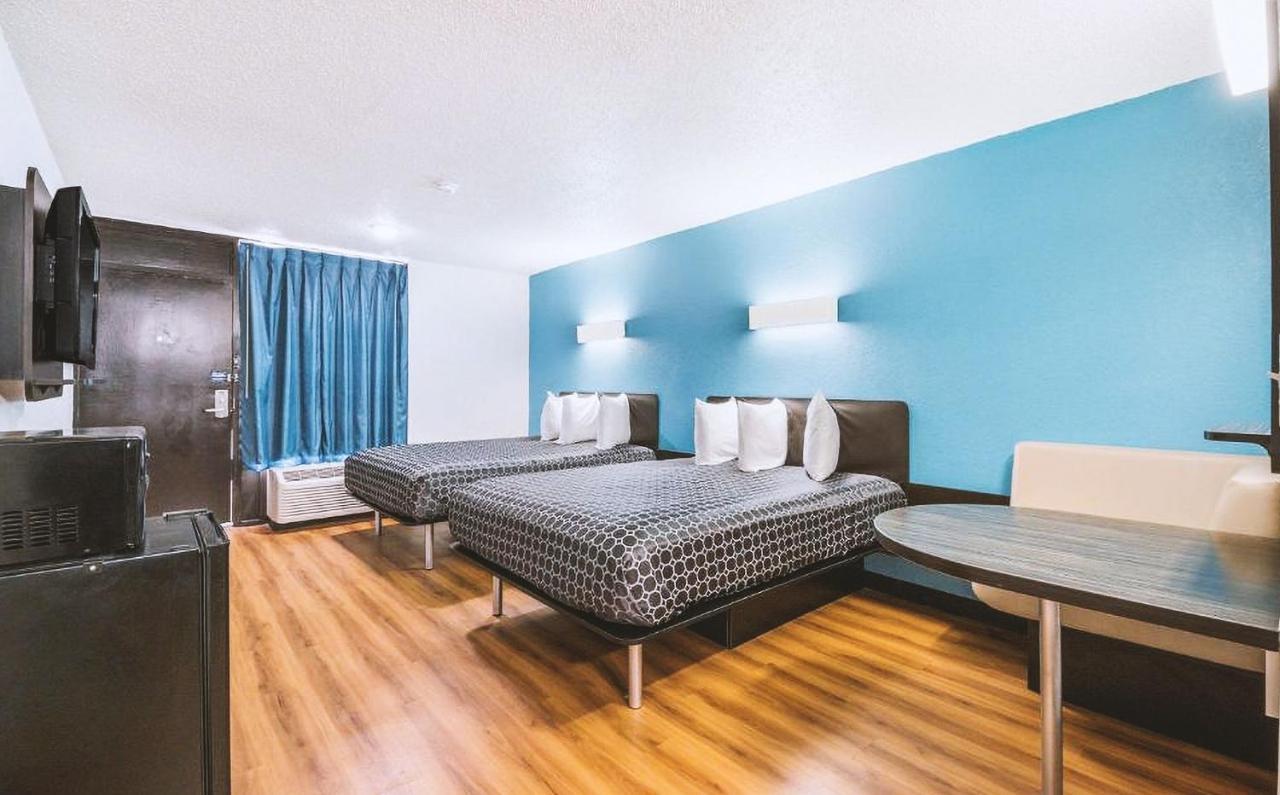 Sky Palace Inn & Suites By Jasper Beeville ภายนอก รูปภาพ