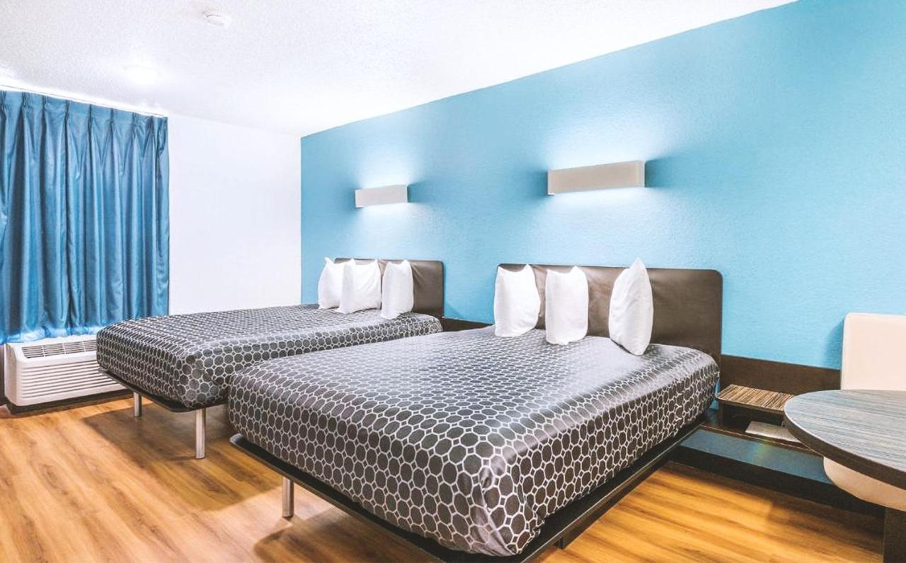 Sky Palace Inn & Suites By Jasper Beeville ภายนอก รูปภาพ