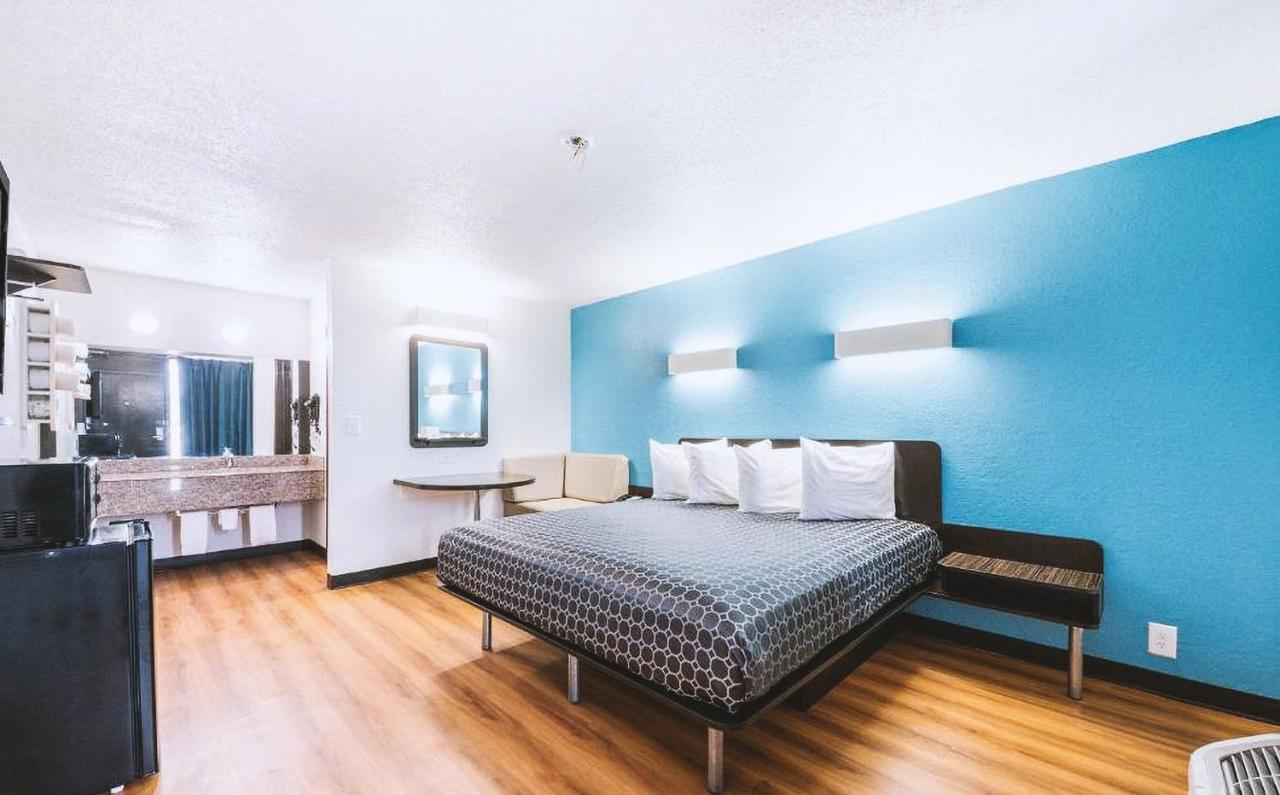 Sky Palace Inn & Suites By Jasper Beeville ภายนอก รูปภาพ