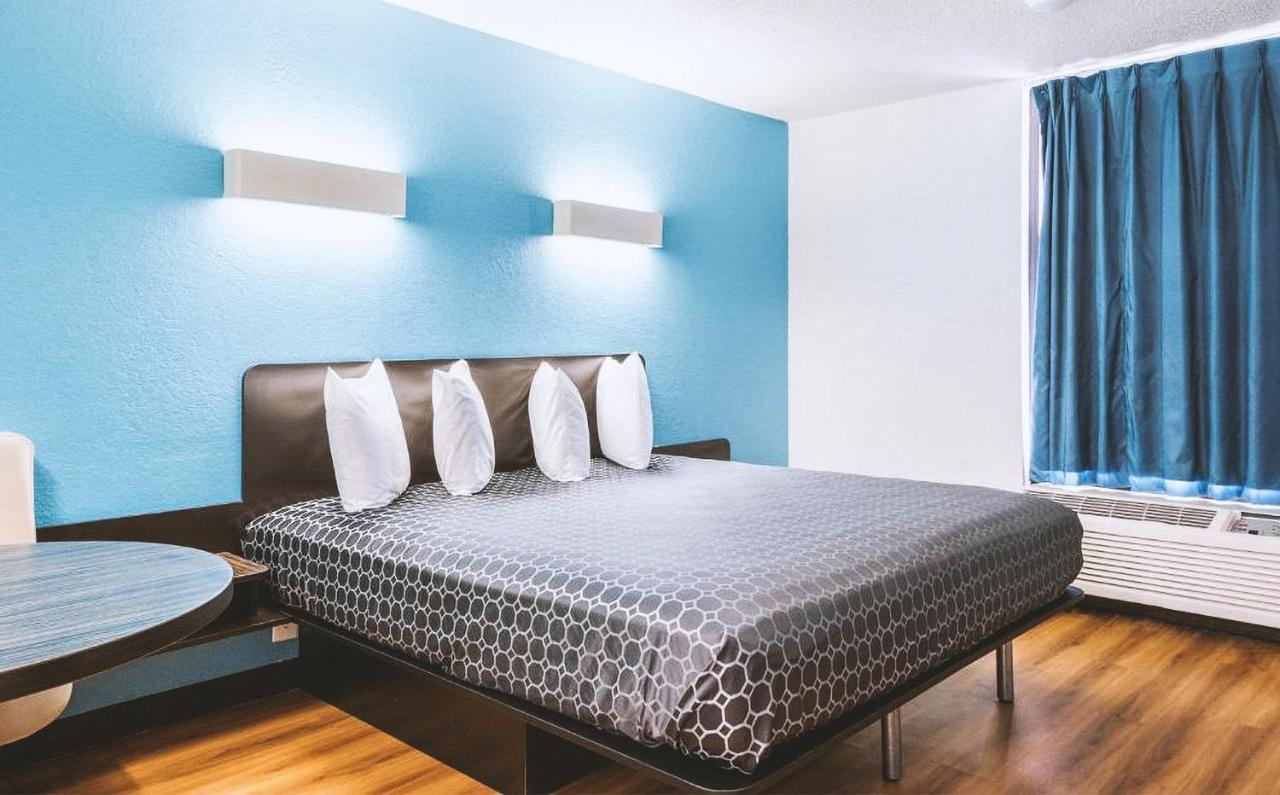 Sky Palace Inn & Suites By Jasper Beeville ภายนอก รูปภาพ