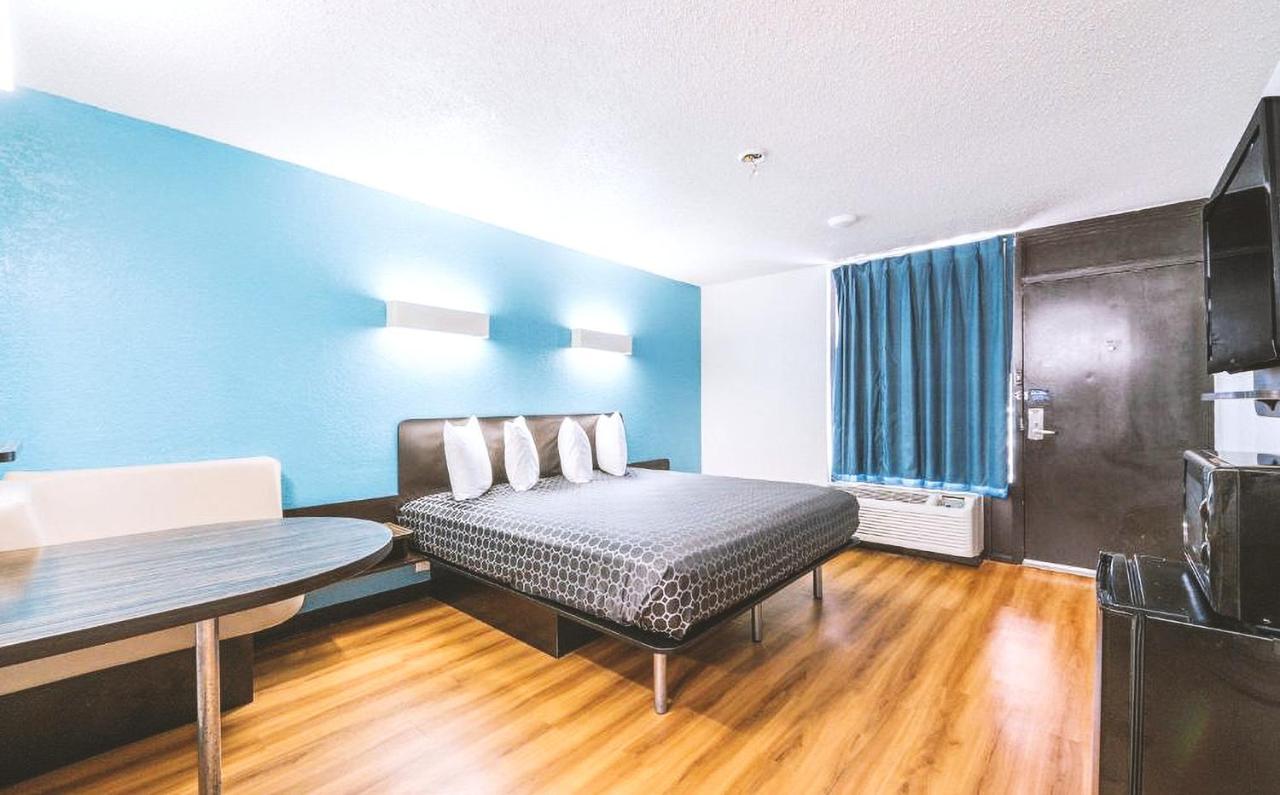 Sky Palace Inn & Suites By Jasper Beeville ภายนอก รูปภาพ