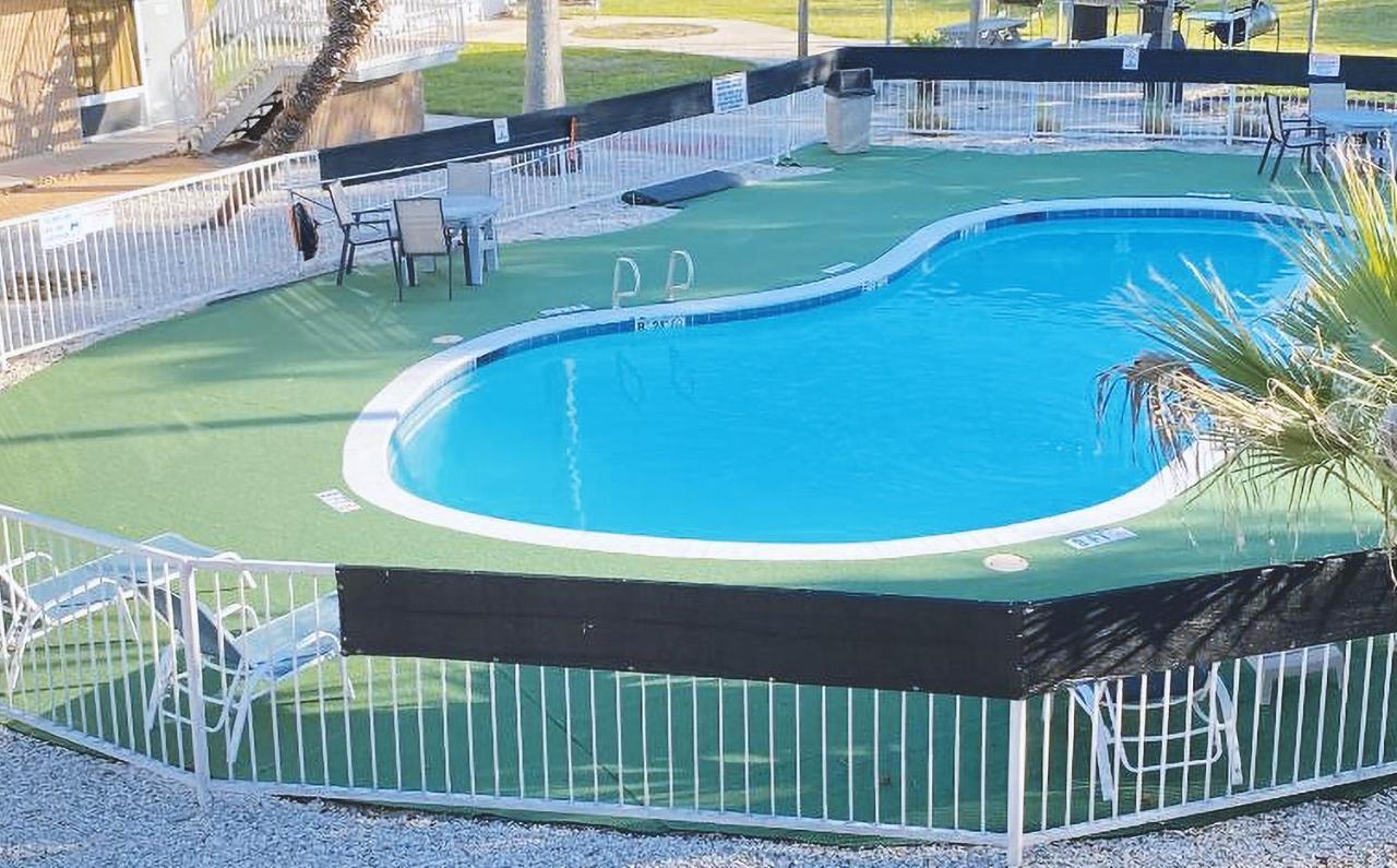 Sky Palace Inn & Suites By Jasper Beeville ภายนอก รูปภาพ